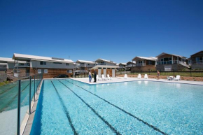 Caves Coastal Bar & Bungalows, Caves Beach
